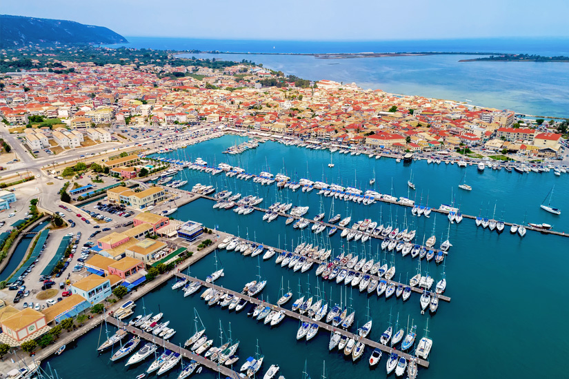 Der Hafen und die Stadt Lefkada von oben