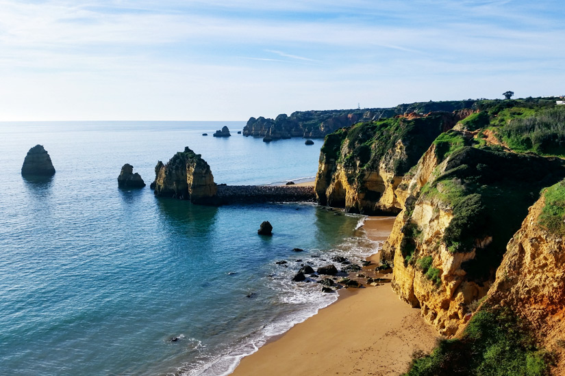 Hohe Felswaende am Praia do Pinhao