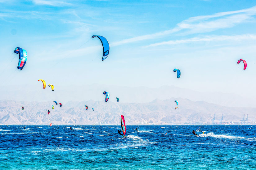 Surfen-an-der-Küste-vor-Eilat