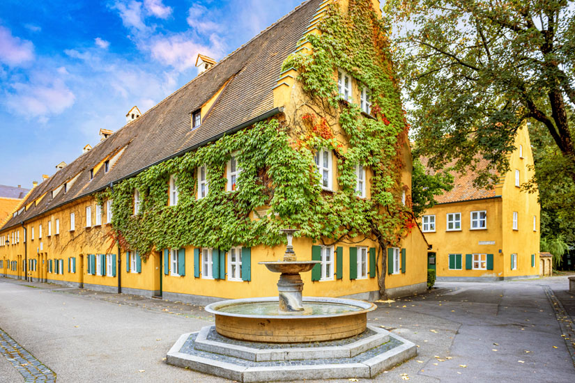 Berankt-von-Kletterpflanzen-Haeuser-der-Fuggerei