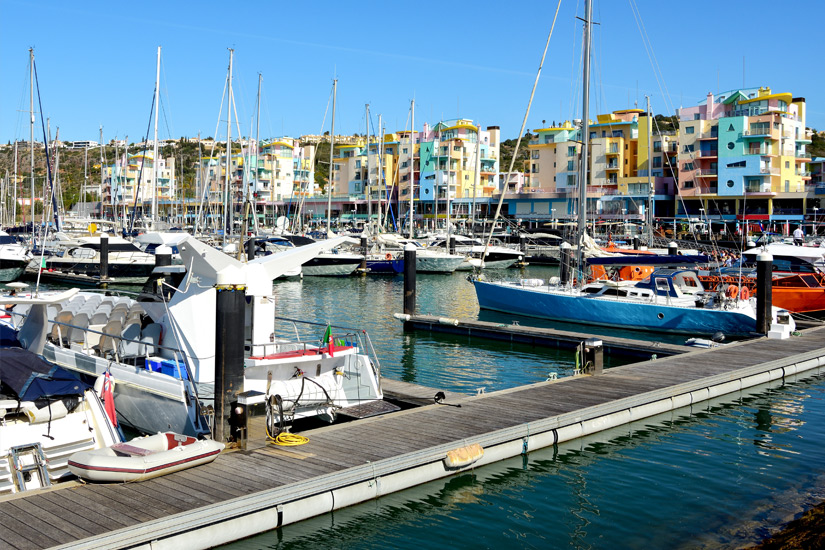 Albufeira-bunte-Haeuser-am-Hafen