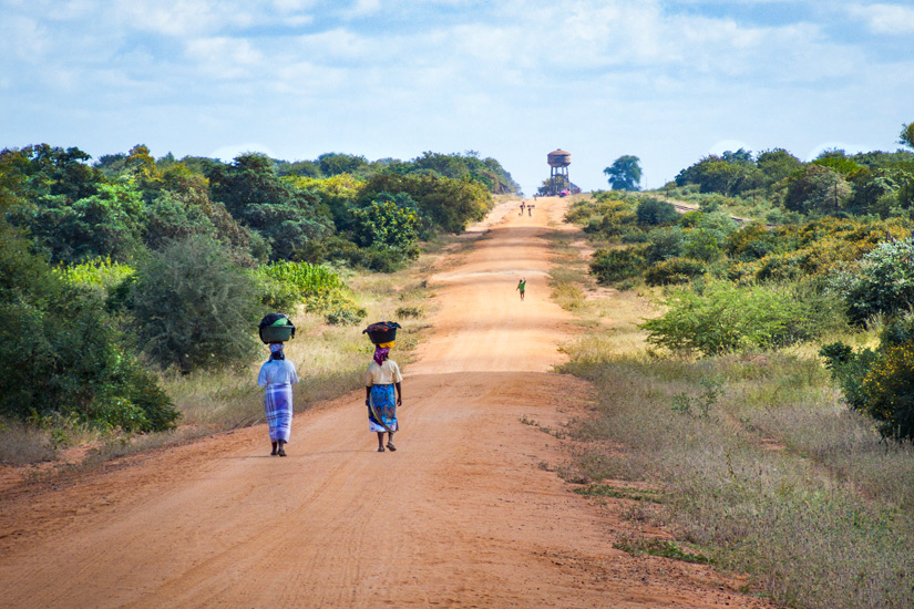 Mosambikaner-zu-Fuss-unterwegs