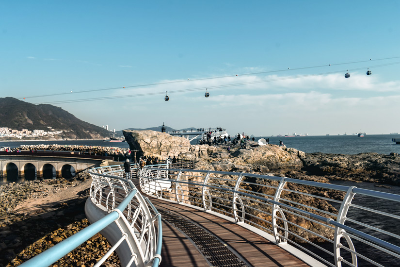 Seilbahn-und-Bruecke-ueber-dem-Meer-in-Busan