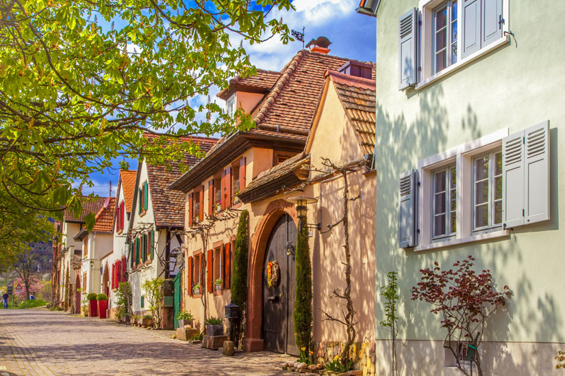 Historische-Theresienstrasse-in-Rhodt