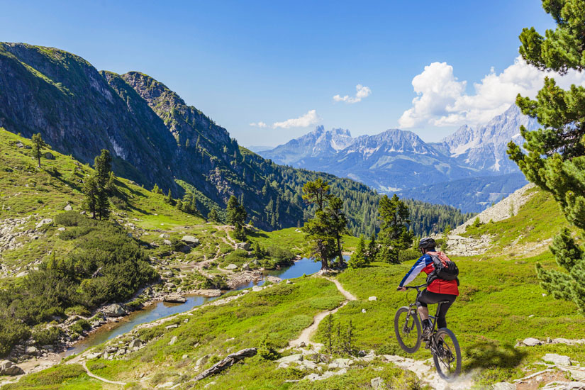 Mit-dem-Mountainbike-am-Dachstein-fahren