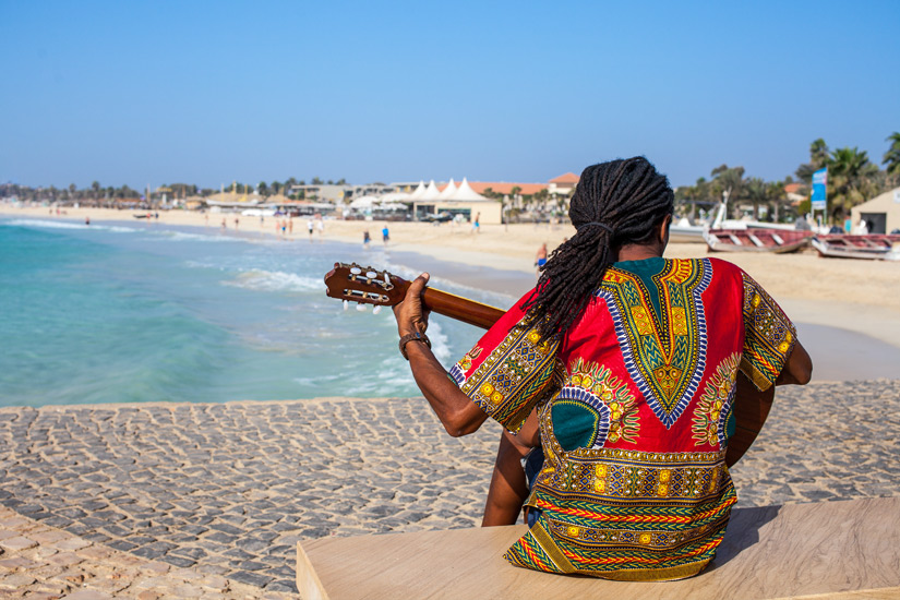 Mann-spielt-Gitarre-auf-den-Kapverden