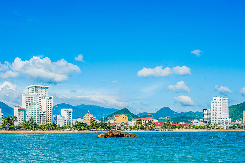 Blick-auf-Nha-Trang-vom-Meer-aus