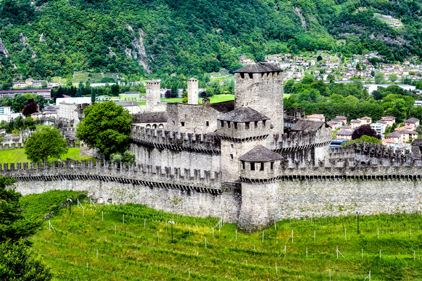 Blick-auf-eine-der-Burgen-in-Bellinzona