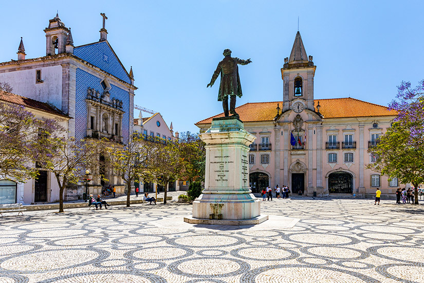 Igreja-da-Misericordia-und-das-Rathaus-in-Aveiro