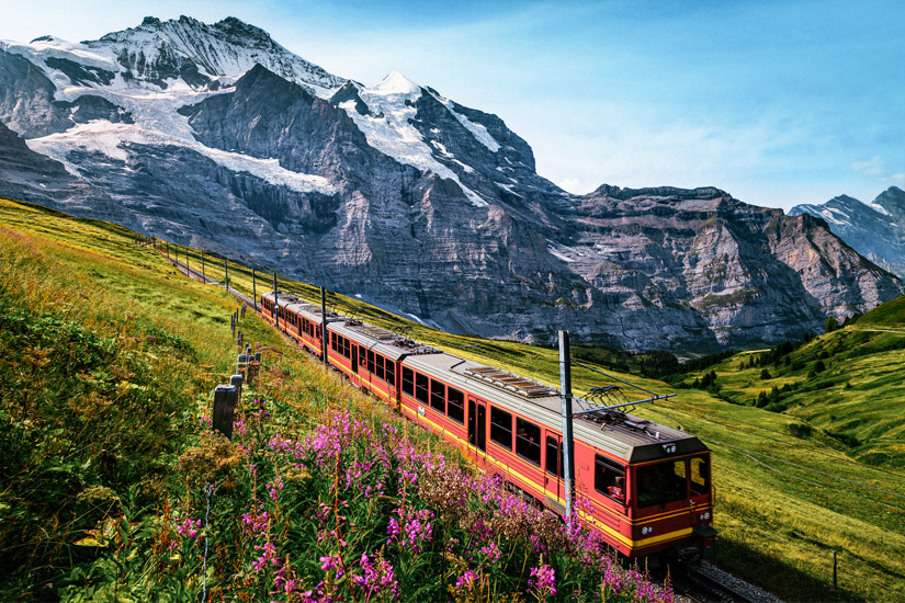 Eine-Bahn-vor-dem-Jungfraujoch