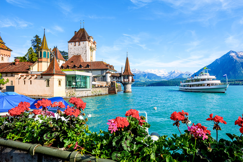 Schiff-vor-Schloss-Oberhofen-am-Thunersee