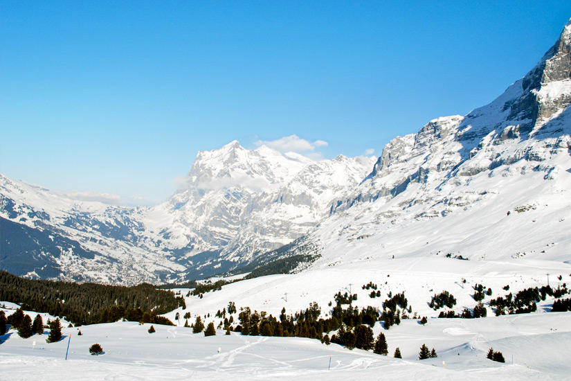 Schneebedeckte-Landschaft-am-Jungfraumassiv