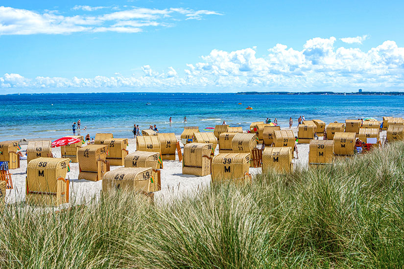 Duene und Strandkoerbe in Scharbeutz