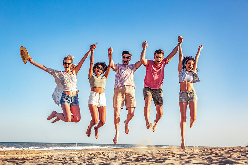 Junge Menschen feiern am Strand