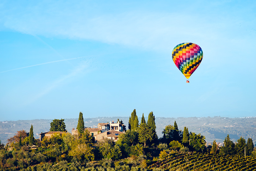 Ballonfahrt ueber der Toskana