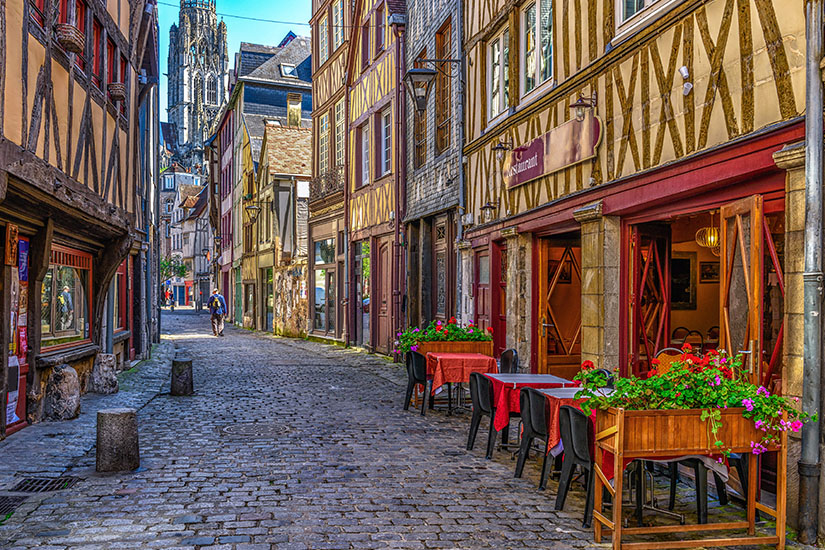 Strasse mit Kopfsteinpflaster in Rouens Altstadt
