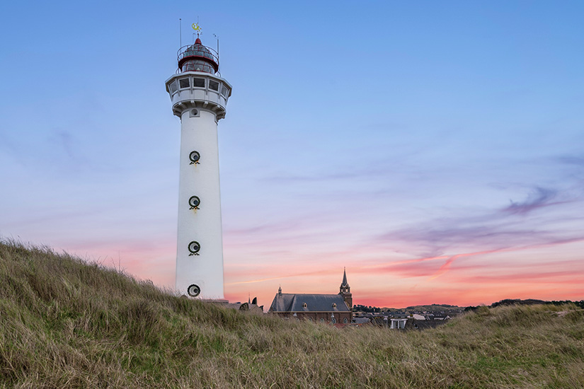 Leuchtturm in Egmond aan Zee in der Dämmerung