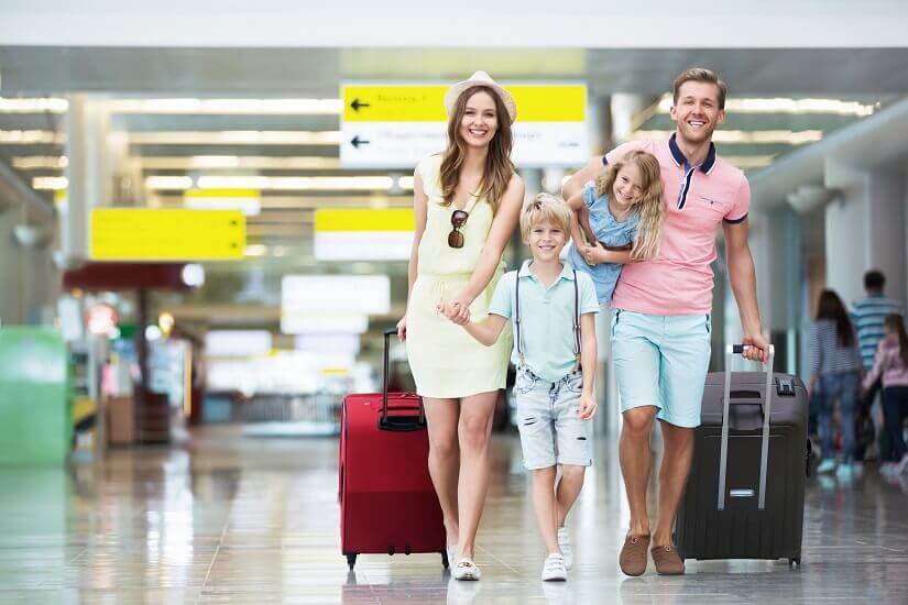 Familie am Flughafen