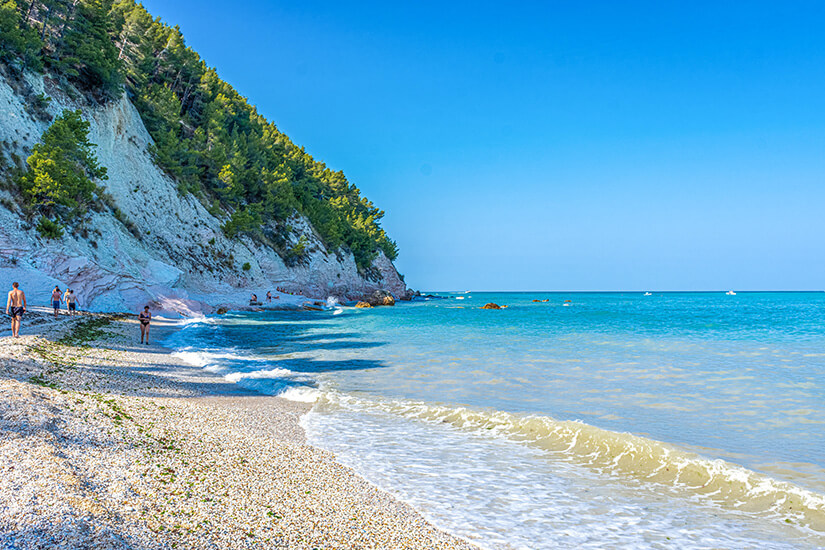 Spiaggia Sassi Neri