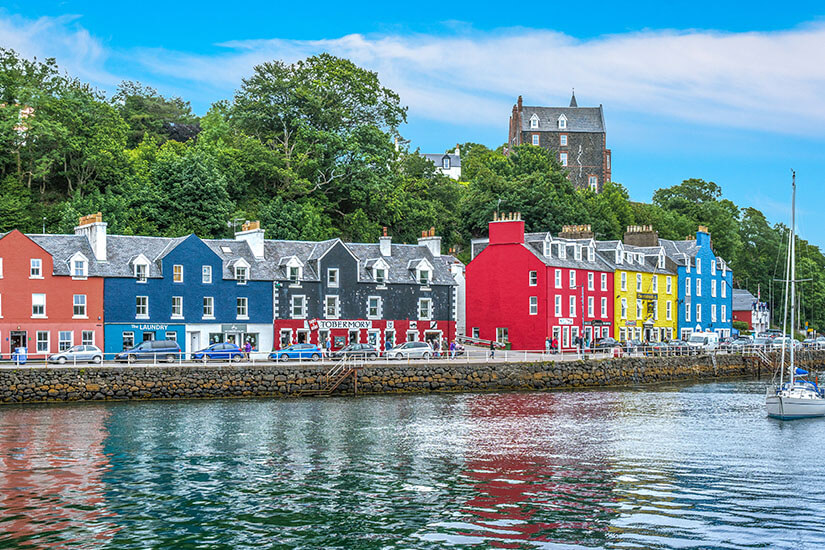 Tobermory Haeuser am Hafen