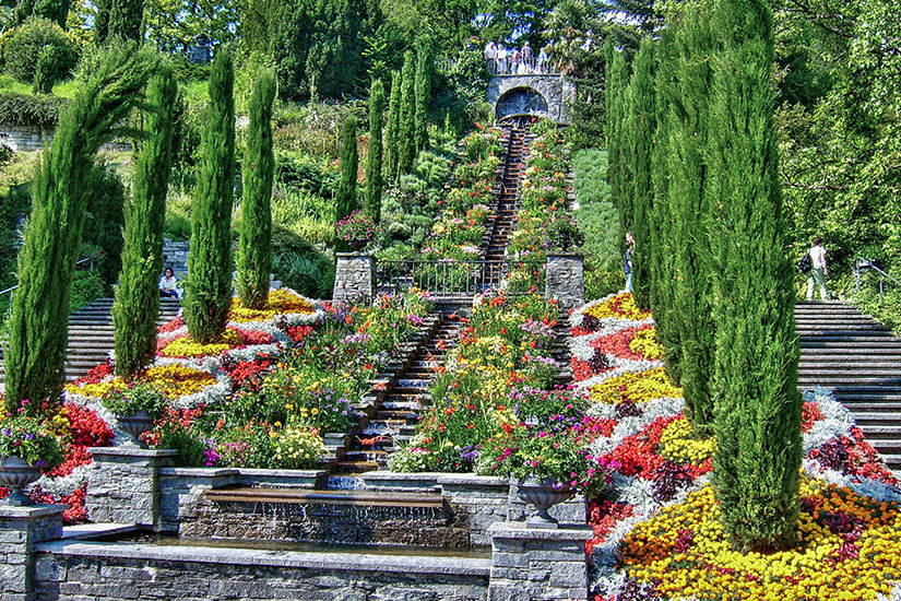 Italienische Blumen Wassertreppe