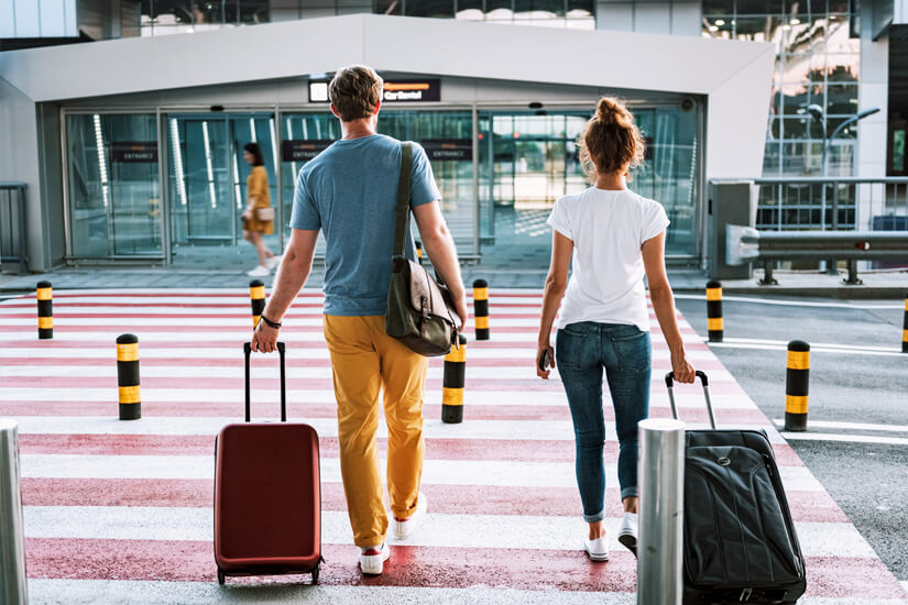 Mann Frau Zebrastreifen Flughafen