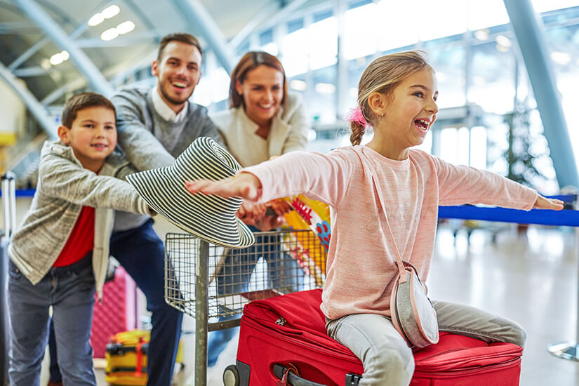 Mutter Vater Sohn Tochter am Flughafen