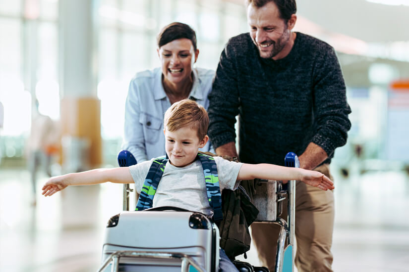 Familie am Flughafen