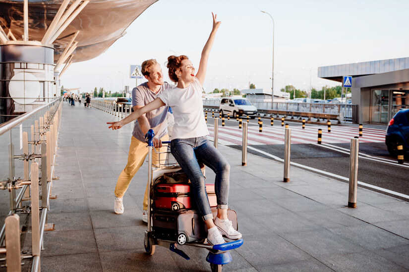 Paar am Flughafen