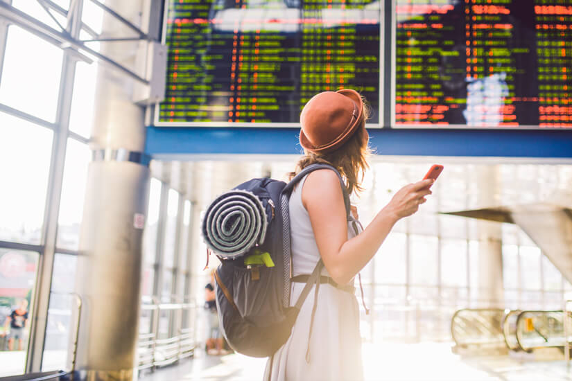 Frau Rucksack Flughafen